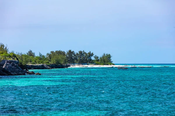 Пляж с белым песком Muyuni Unguja Zanzibar Остров Танзания Восточная Африка — стоковое фото