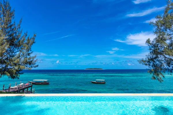 Infinity pool Indische Oceaan zeegezicht Unguja Zanzibar Tanzania Afrika — Stockfoto