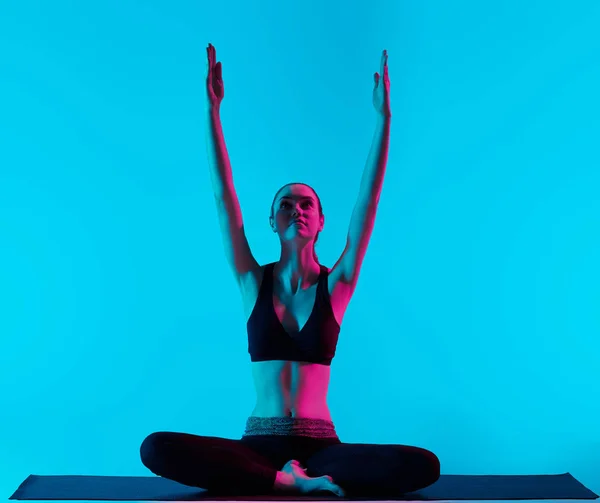 Frau Yoga übt Padmasana Lotus Position — Stockfoto