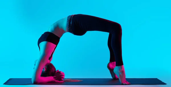 Frauen Chakrasana Yoga Übungen — Stockfoto