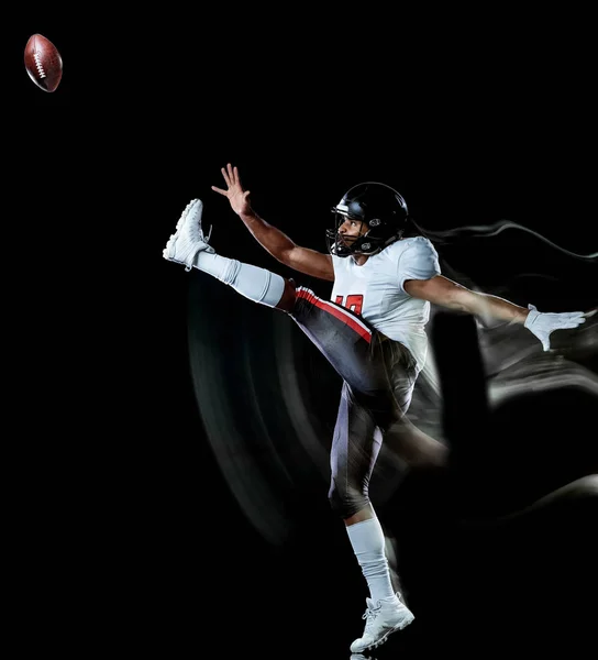 Americano giocatore di calcio uomo isolato nero sfondo luce pittura — Foto Stock