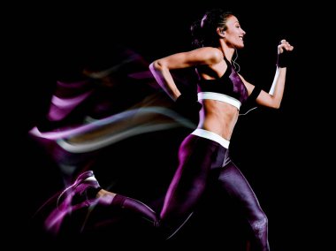 güzel kadın runner jogger izole siyah arka plan koşma koşu