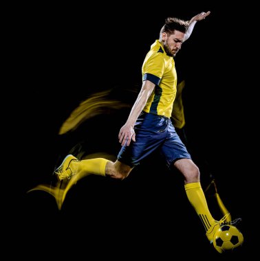 Kafkasyalı futbolcu siyah arka plan ışıklandırma resmini izole etti