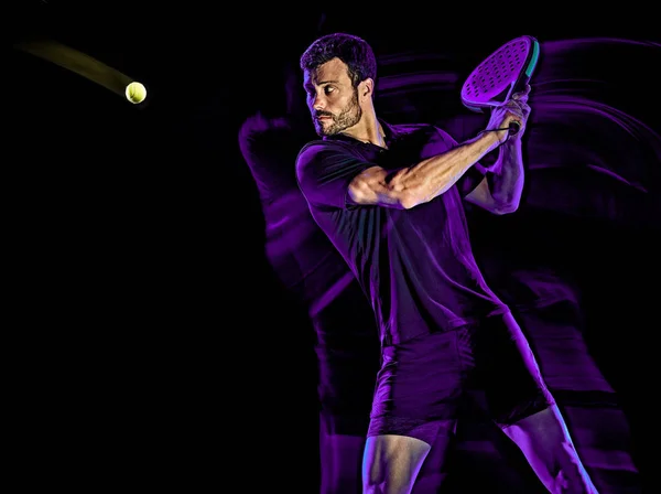 パドルテニスプレーヤー男ライトペインティング孤立した黒の背景 — ストック写真