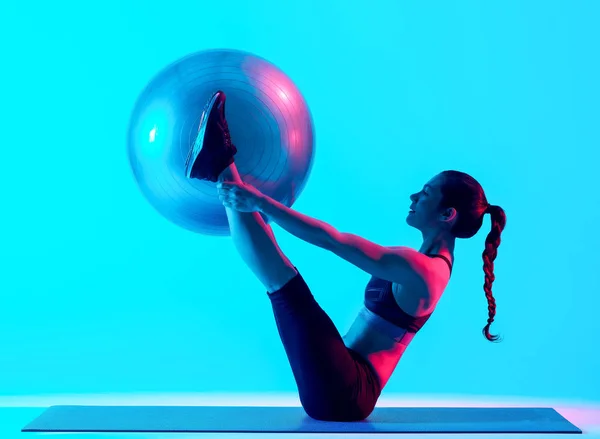 Žena exercsing fitness, pilates předvést úkony, samostatný — Stock fotografie