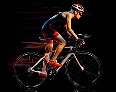 Bisiklet dairesel izole kadın triatlon siyah arka plan