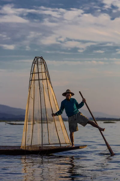 Halász a Inle Lake Shan állam Mianmar — Stock Fotó