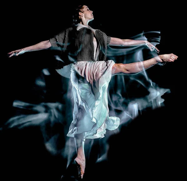 odern Bale dansçısı dans kadın siyah bacground izole