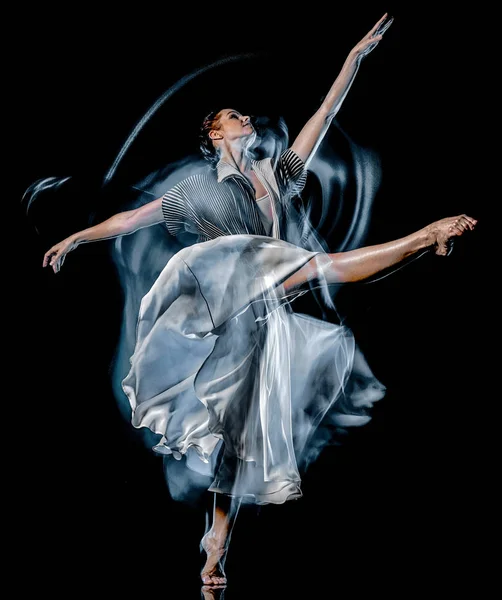 Νεοελληνικών μπαλέτου χορευτής χορεύει γυναίκα απομονωμένη μαύρο bacground — Φωτογραφία Αρχείου