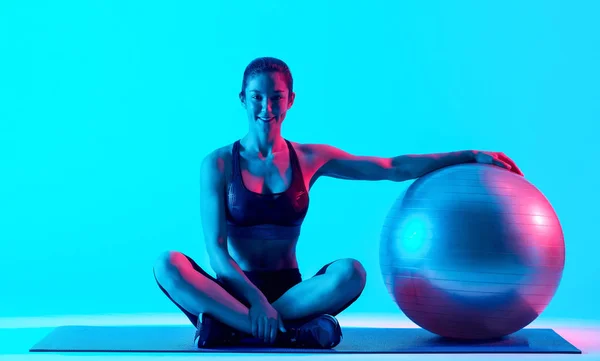 Žena exercsing fitness, pilates předvést úkony, samostatný — Stock fotografie