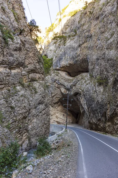 Közúti kanyon Karkar folyó Artsakh Nagorno Karabah Örményország mérföldkő — Stock Fotó