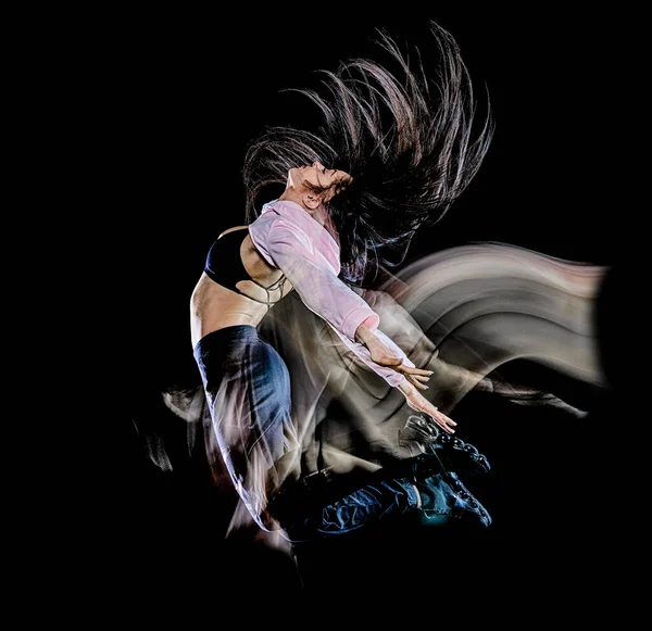 Молодая женщина современная танцовщица танцы изолированные черный фон светлая картина — стоковое фото