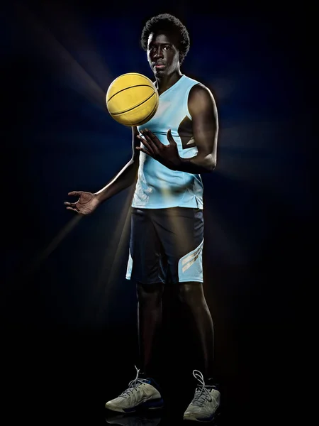 Joven africano baloncesto jugador hombre aislado negro fondo — Foto de Stock