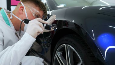 Parlatma ve arabalar, boyama sonra profesyonel master denetler el feneri çizikler, solunum, beyaz lastik eldiven, beyaz önlük, Gözlük, oto servisi.