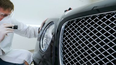 Parlatma ve arabalar, boyama sonra profesyonel master denetler el feneri çizikler, solunum, beyaz lastik eldiven, beyaz önlük, Gözlük, oto servisi.