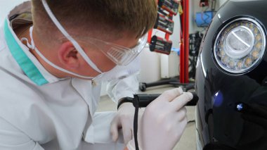 Parlatma ve arabalar, boyama sonra profesyonel master denetler el feneri çizikler, solunum, beyaz lastik eldiven, beyaz önlük, Gözlük, oto servisi.