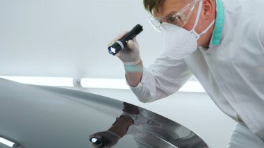 Parlatma ve arabalar, boyama sonra profesyonel master denetler el feneri çizikler, solunum, beyaz lastik eldiven, beyaz önlük, Gözlük, oto servisi.