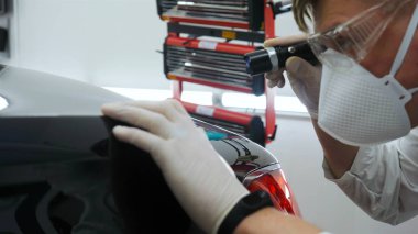 Parlatma ve arabalar, boyama sonra profesyonel master denetler el feneri çizikler, solunum, beyaz lastik eldiven, beyaz önlük, Gözlük, oto servisi.