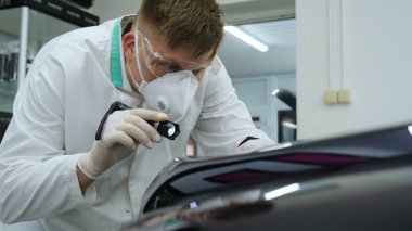 Parlatma ve arabalar, boyama sonra profesyonel master denetler el feneri çizikler, solunum, beyaz lastik eldiven, beyaz önlük, Gözlük, oto servisi.