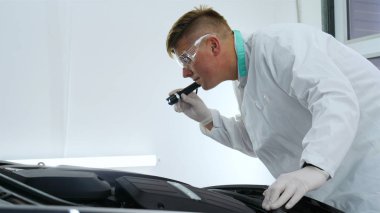 Parlatma ve arabalar, boyama sonra profesyonel master denetler el feneri çizikler, solunum, beyaz lastik eldiven, beyaz önlük, Gözlük, oto servisi.