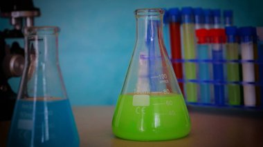 Şişe, testi farklı kompozisyonlar, yeşil arka plana sahip test tüpleri.