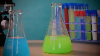 Şişe, testi farklı kompozisyonlar, yeşil arka plana sahip test tüpleri.