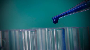 Şişe, testi farklı kompozisyonlar, yeşil arka plana sahip test tüpleri.