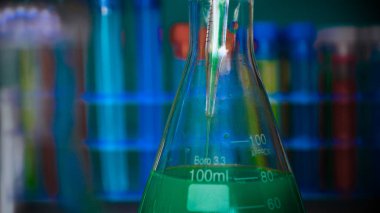 Şişe, testi farklı kompozisyonlar, yeşil arka plana sahip test tüpleri.