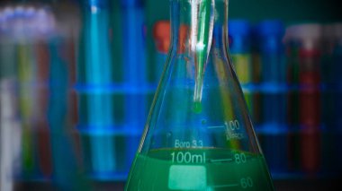 Şişe, testi farklı kompozisyonlar, yeşil arka plana sahip test tüpleri.