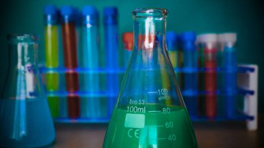 Şişe, testi farklı kompozisyonlar, yeşil arka plana sahip test tüpleri.