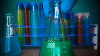 Şişe, testi farklı kompozisyonlar, yeşil arka plana sahip test tüpleri.