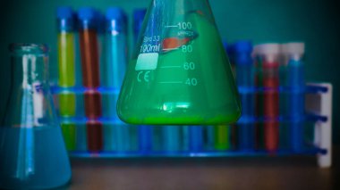 Şişe, testi farklı kompozisyonlar, yeşil arka plana sahip test tüpleri.