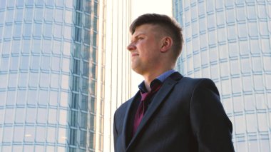 Genç yakışıklı işadamı takım, gökdelen arka plan