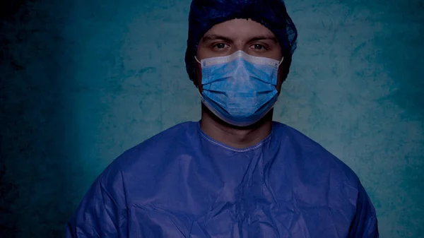 Portrét Mladé Lékaře Lékaře Sobě Modré Šaty Nosit Ochrannou Masku — Stock fotografie