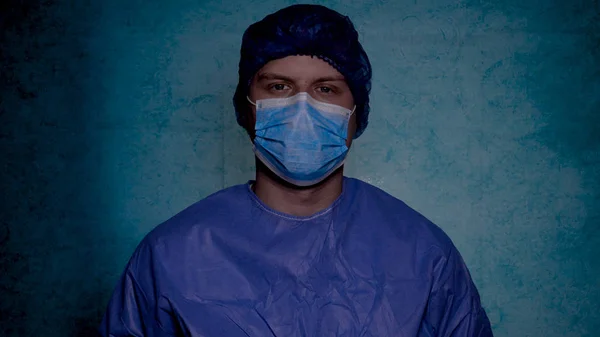 Fiatal Sebész Orvos Egy Kék Köpenyt Viselt Visel Védő Maszk — Stock Fotó
