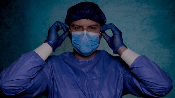 Porträt Eines Jungen Chirurgen Und Arztes Mit Blauem Gewand Schutzmaske — Stockfoto