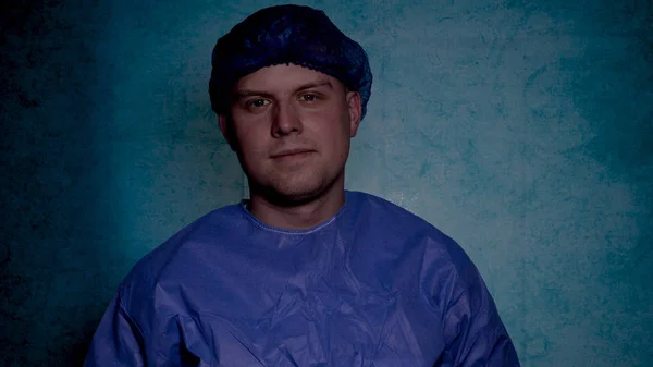 Porträt Eines Jungen Chirurgen Und Arztes Mit Blauem Gewand Schutzmaske — Stockfoto