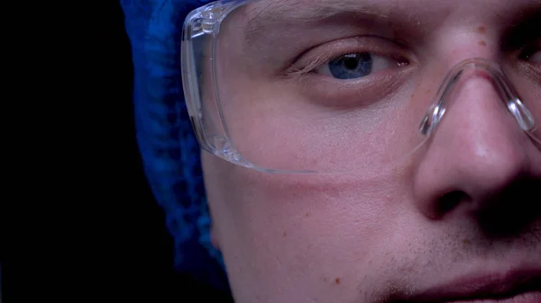 Chirurg Oder Arzt Mit Brille Blaue Augen Medizinischer Mütze Dunkler — Stockfoto