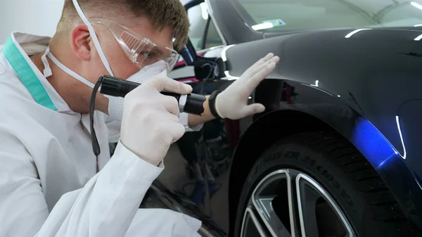 Maestro Profesional Después Pulir Pintar Coches Comprueba Los Arañazos Linterna — Foto de Stock