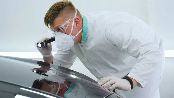 Professional Master Polishing Painting Cars Checks Flashlight Scratches Respirator White — Stock Photo, Image