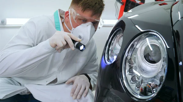 Parlatma ve arabalar, boyama sonra profesyonel master denetler el feneri çizikler, solunum, beyaz lastik eldiven, beyaz önlük, Gözlük, oto servisi.