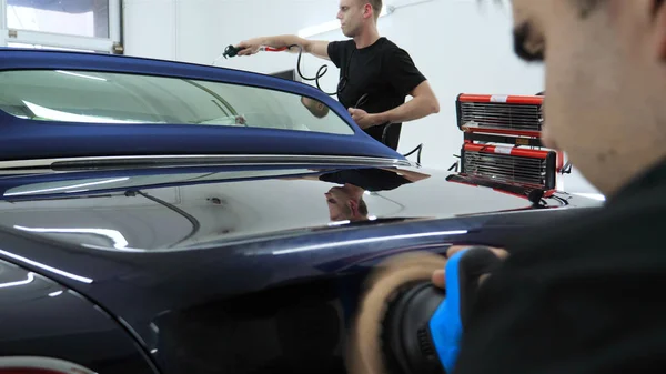 Trabajadores Profesionales Pulir Coche Poner Cerámica Garaje Concepto Taller Automóviles — Foto de Stock