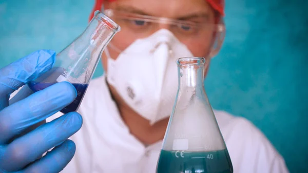 Alchemist Een Bioloog Neemt Het Dna Van Verschillende Stoffen Een — Stockfoto