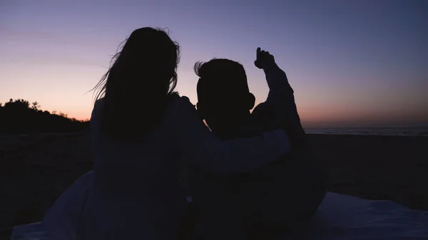 Young Couple Love Guy Girl Sitting Sand Sea Sunset Darkness — Stock Photo, Image