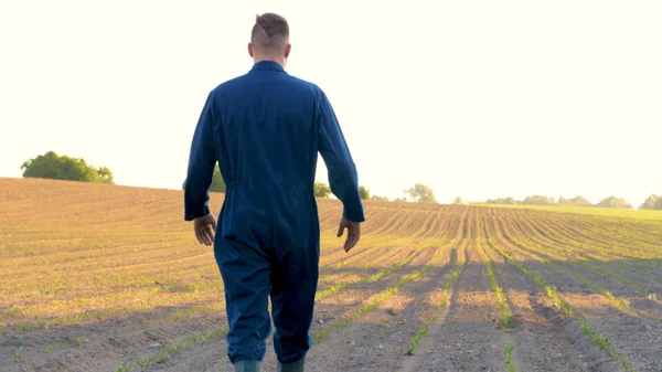 Egy Fiatal Mezőgazdasági Termelő Kék Köpenyt Viselt Sétál Mező Nézett — Stock Fotó