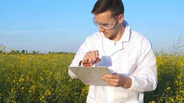 Eine Junge Schöne Biologin Oder Agronomin Arbeitet Auf Dem Feld — Stockfoto