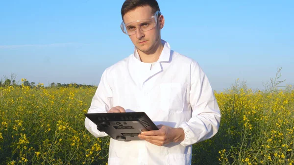 Ein Junger Gut Aussehender Biologe Oder Agronom Arbeitet Einer Tablette — Stockfoto