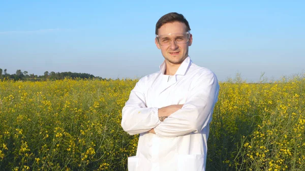 Porträt Eines Jungen Gut Aussehenden Biologen Oder Agronomen Weißer Medizinischer — Stockfoto