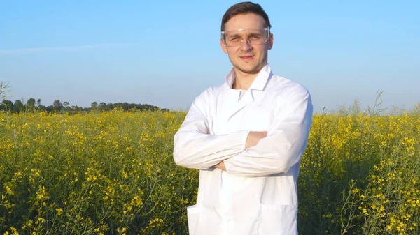 Porträt Eines Jungen Gut Aussehenden Biologen Oder Agronomen Weißer Medizinischer — Stockfoto