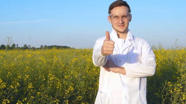 Porträt Eines Jungen Gut Aussehenden Biologen Oder Agronomen Weißer Medizinischer — Stockfoto